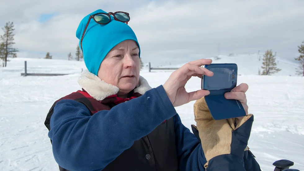 Vittjåkksbild. Agnetha Ruuth, Luleå, förevigar utsikten från Vittjåkk. Foto: Foto: GÖRAN WESTERLUND.
