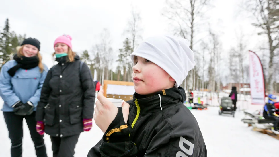 PUBLIKSTÖD. Felix Hedström blev påhejad av sina systrar Evelina och Elin Holmlund. Foto: Ola Westerberg.