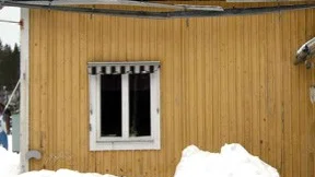 Polisens foto. Ödehuset där paketering av narkotikan ska ha skett.