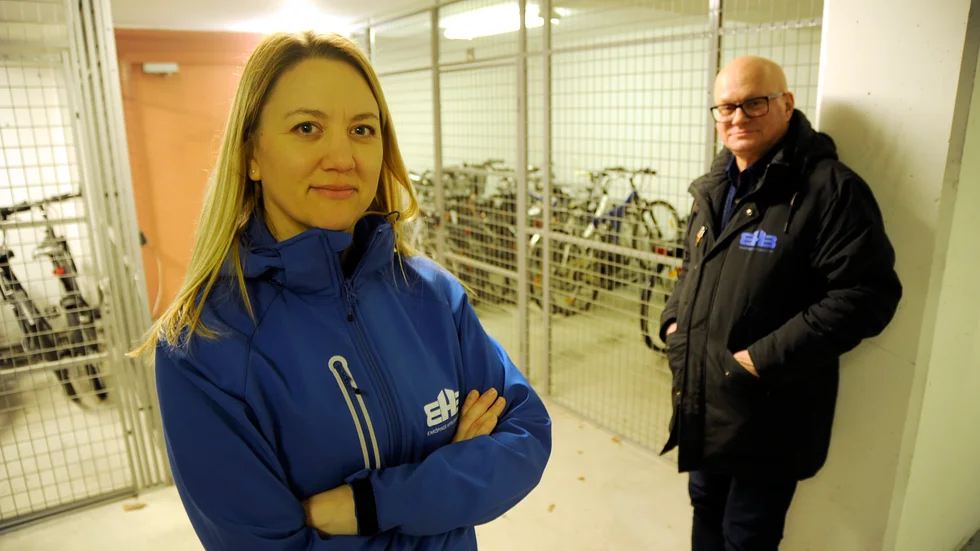 EHB:s förvaltningschef Irene Starborg och fastighetsingenjör Jan Eriksson i ett av skyddsrummen på Korsängen.