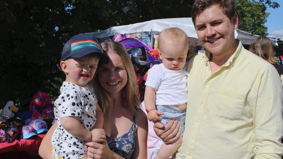 


Familjen Maxstrand och Tandlund har sommarstuga i Rejmyre och passade på att besöka marknaden. 



