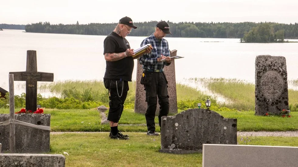 


Anders Granath och Lars Svensson från kyrkogårdsförvaltningen har gått igenom alla gravar på Skedevi kyrkogård för att se vilka som behöver säkras.



