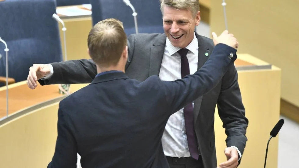 


Vuxna män som kramas. Vad hände med att skaka hand, menar skribenten. 



