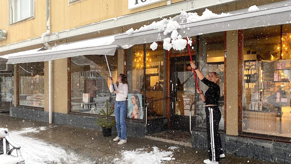 Victoria Riera och Moa Larsson vid Tottes Hår befriar markiserna från den tunga blötsnön.