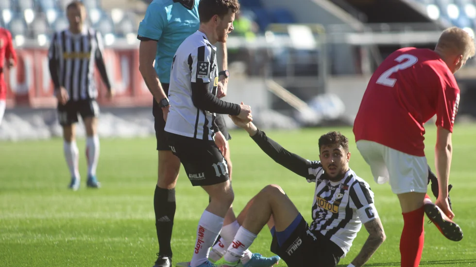Hjälpande hand. Emanuel Arvidsson tar upp Marwan Bazi som gått i backen. 
