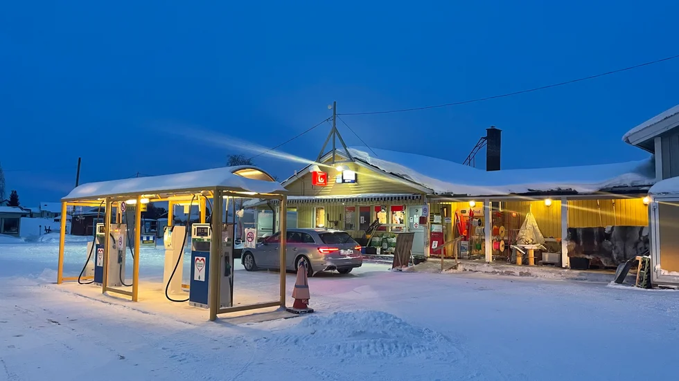 Pumparna är fyllda igen vid bymacken Karesuando bensin.