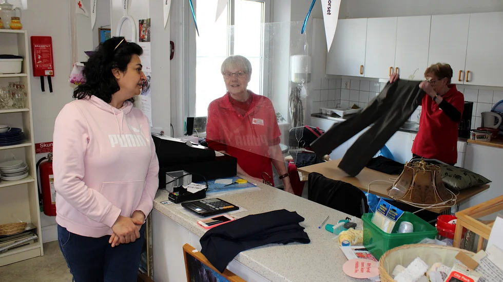 Gunilla Uggerhöj och Marianne Gjörloff hade fullt upp i Röda korsets secondhandbutik på fredagen. "Vi har fått in flera säckar i dag med kläder, lampor och husgeråd", säger Marianne Gjörloff. En av Hultsfredsborna som besökte butiken var Ahlam Alojil.