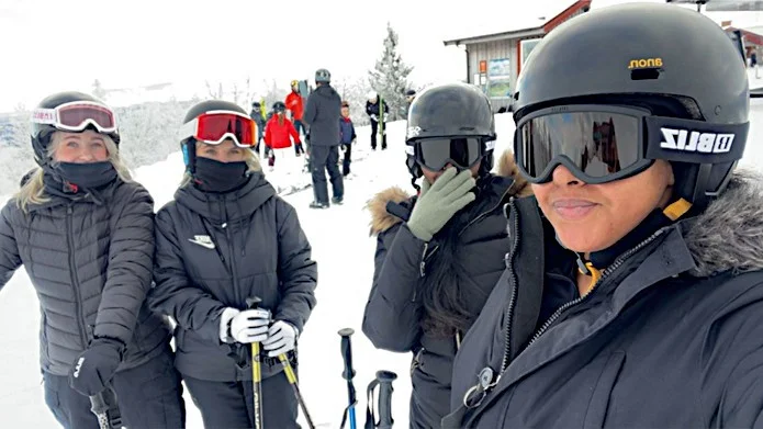 Meja Jonsson och Julia Pettersson från Västervik tillsammans med Hasna Mohammed Ahmed och Hoodo Abdi Ali från Hultsfred gör just nu en riktig drömpraktik i skidparadiset Funäsdalen.