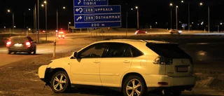Man körde in i mittrefug i rondell – förd till sjukhus