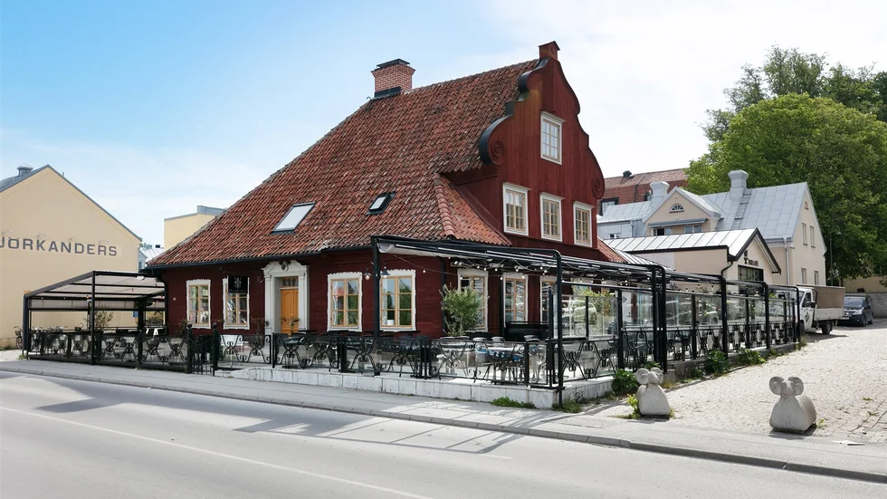 Det så kallade Torsmanska huset på Skeppsbron i Visby hamn är till salu för 28 miljoner kronor. Med ursprung från början av 1700-talet är det ett av de äldsta kvarvarande husen i Visby hamn.