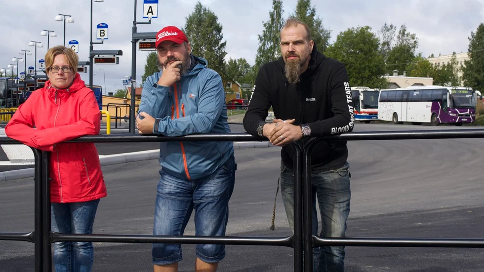 Konkret förslag. De tre föräldrarna anser att kommunen borde anställa fler skolskjutshandläggare.