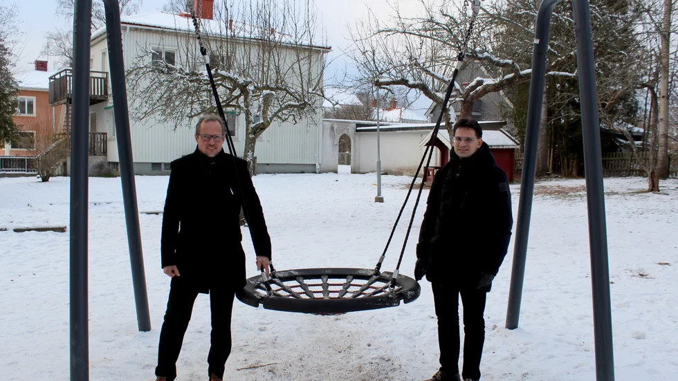 1,5 miljoner kronor har i år satsat på att förbättra skol- och förskolegårdar i kommunen. Tanken är att BUN, som Peter Karlsson (C) (till vänster) är ordförande för och samhällsbyggnadsnämnden som Ola Gustafsson (KD) (till höger) är ordförande för, årligen ska lägga 400 000 kronor på lekmiljöerna. 