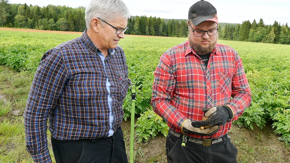 Nöjda. Bo Forslund är nöjd över att Viktor vill arrendera och odla potatis på hans mark. Foto: Jeanette Lövgren.