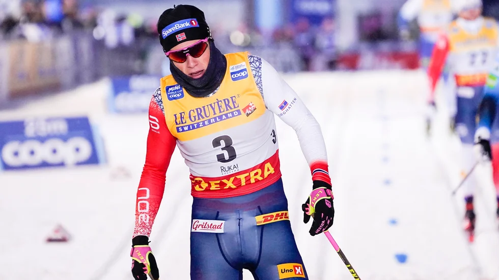 Johannes Høsflot Klæbo utan Viaplays logga på vänster lår i Ruka.