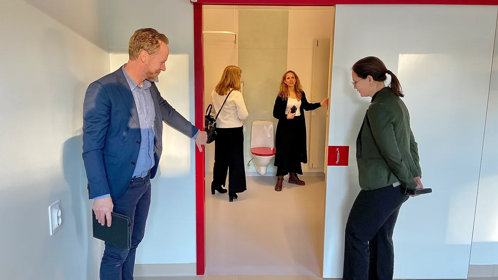 Politikerna Linus Fogel (S), Catharina Fredriksson (S) och personalchefen Henny Larsson (till höger) visas runt av Josefine Lindberg som är enhetschef för Björntorps nya äldreboende.