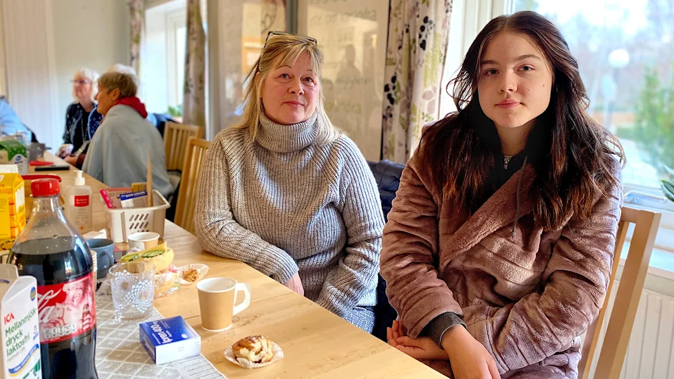 Maria Karlsson och dottern Wilma Olsson vaknade av att brandvarnaren i deras lägenhet larmade. Men det tog över en timme innan de fick hjälp att lämna lägenheten i det branddrabbade flerfamiljshuset på Bergsgatan.