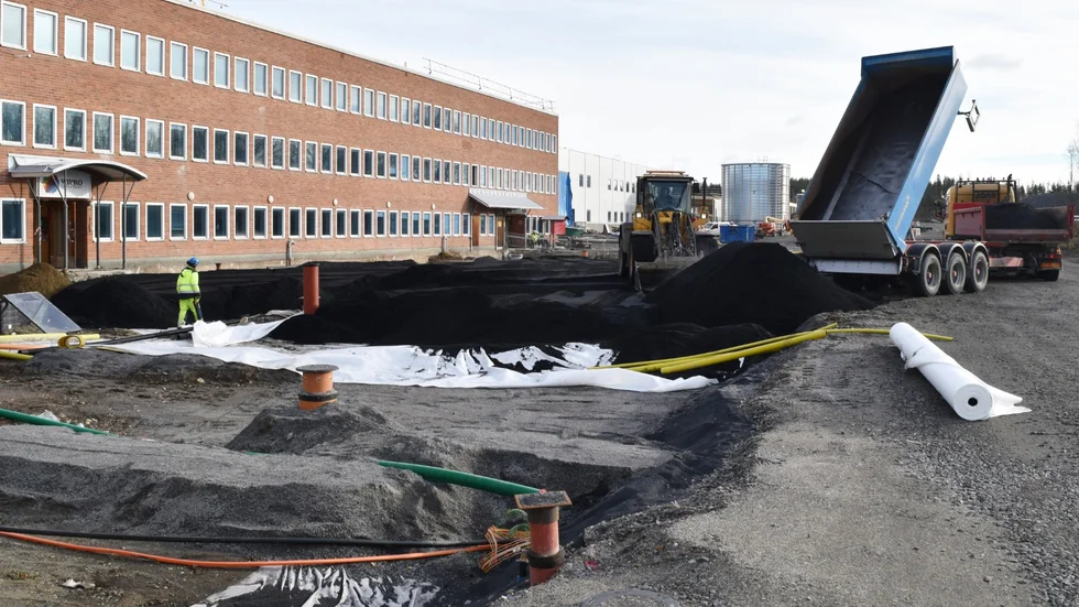 Bygget har tillstånd att använda järnsand och här läggs det på den blivande parkeringsplatsen. Foto: Yvonne Rönngren.