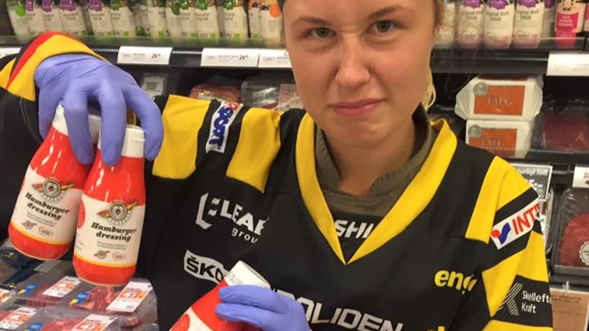 ”Vi tillhandahåller handsprit och plasthandskar vid avhämtning” skriver butiken på Facebook. Foto: Ica Supermarket Torget.
