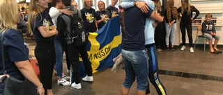 TV: Se när vännerna överraskar Johansson på flygplatsen