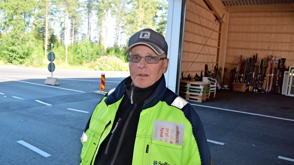 Byggnaden ska passeras. Owe Marklund konstaterar att möjligen märkningen måste bli ännu tydligare, ska man till återvinningsstationen som privatperson så ska infart ske genom nybyggnaden. Foto: Mats Ekman.