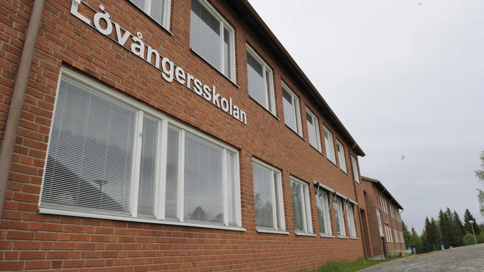 ”Skolan informerades inte i tid för att ge lärare och klasskamrater en chans att säga hej då. Var och en skulle få hjälp med att flytta två stora och en liten väska.”