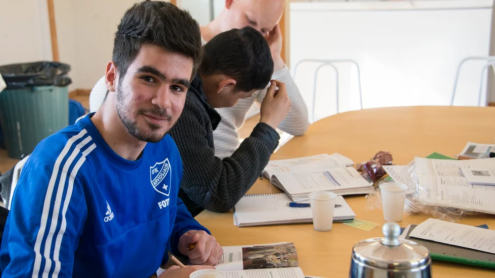Flitig. Seif-Alamir Yousef spelar i klubbens utvecklingslag, men studerar samtidigt extra för att läsa in ett år på språkintroduktionen.
