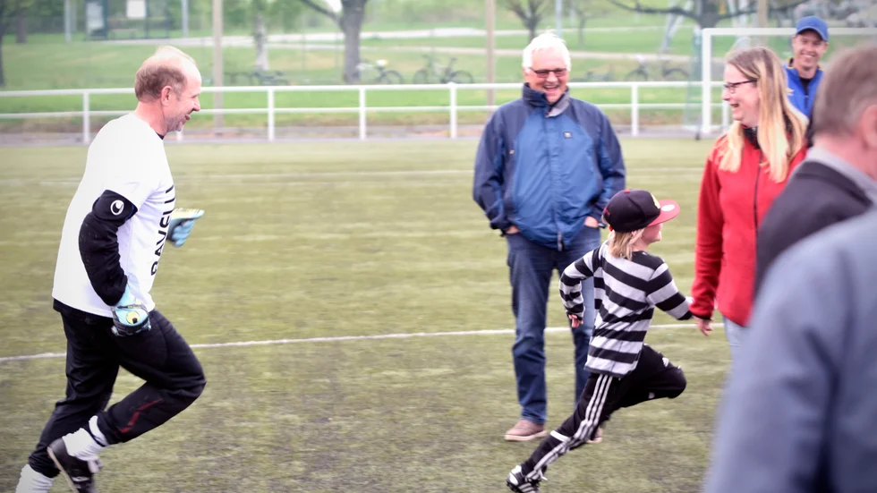 Spexade. Här jagar Thoams Ravelli en av spelarna som gjorde mål på straffläggningen och firade med att glida på knäna i gräset. Foto: Kent Vikström.