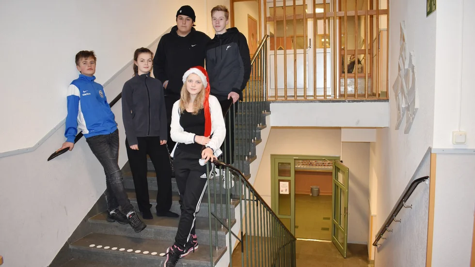 Bevara högstadiet i Örjansskolan. Det tycker fr v Aron Lindholm, 6:an, Emelie Holmberg, 9:an, Benjamin Warg, 8:an, Malou Larsson, 7:an, Theodor Eriksson, 8:an. Foto: Yvonne Rönngren.
