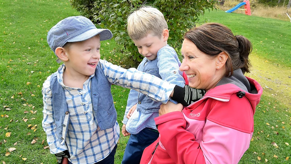 Bus. Sofia Vallgren tog vinnarbilden på sönerna Vilgot och Alve i Norrans sommarbildstävling. Foto: Jeanette Lövgren.