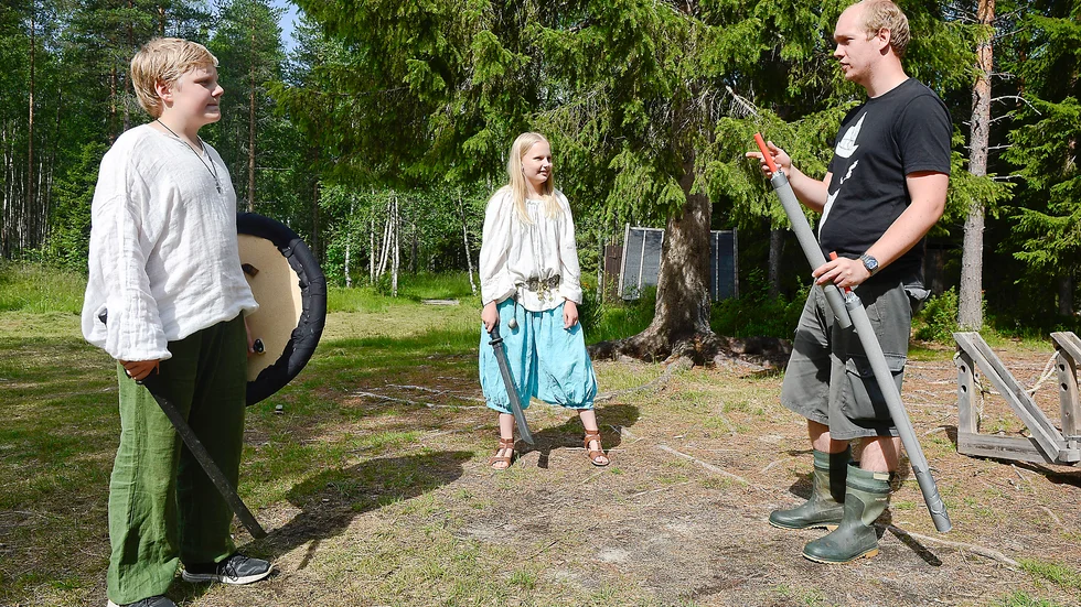 VAPENTRÄNING. Tobias Dahlberg håller en lektion för Mattias och Ellinor Gånvall. Foto: Leif Andersson.