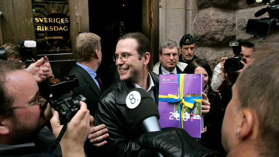 2006. Finansminster Anders Borg (M) med den första Allianbudgeten. Foto: ANDERS WIKLUND / TT.