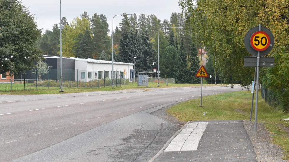 Här vill förskolechefen att 50-skylten tas bort, och att sträcken med 30 km/tim förlängs. Foto: Yvonne Rönngren.