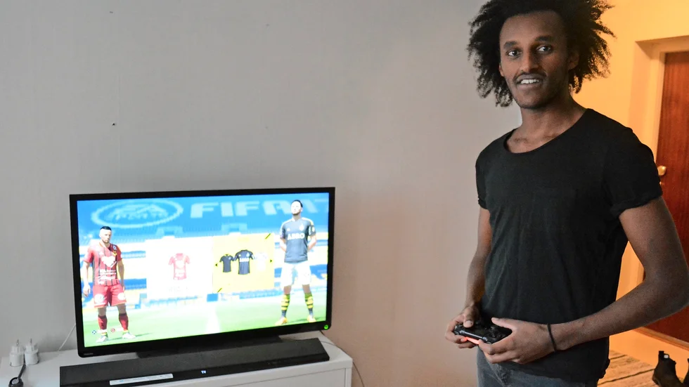 Framför skärmen. E-sport har vuxit oerhört snabbt de senaste åren, en utveckling som Daniel tror kommer att fortsätta. Foto: Lennart Enkvist.
