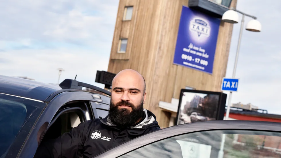 ”Vi utmålas som svarttaxi.” Mohamad Khattab, Jalla Jalla Taxi, tycker att Skellefteå Taxi utmålar konkurrenterna som ”icke rumsrena” med sin reklamskylt på flygtornet. Foto: Christoffer Åhlund.