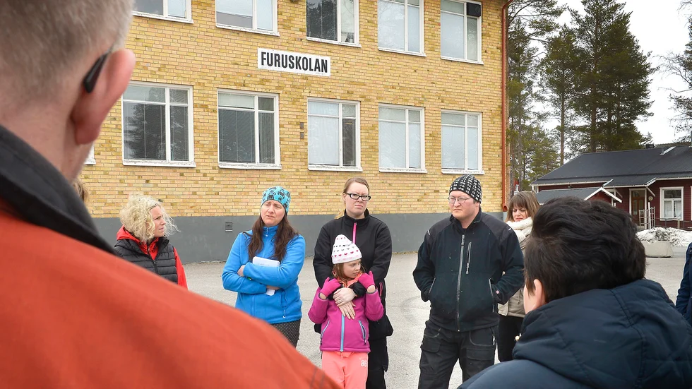 Motstånd. Ann-Sofie Burström, i blått, tror att det gamla nedläggningshotet ledde till att lärare sökte sig bort. Foto: Jeanette Lövgren.