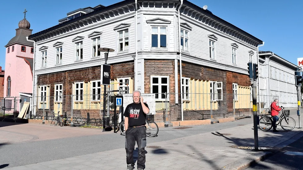 Jobbar själv. Thomas Lundqvist är egentligen affärsrådgivare, men drog på sig arbetskläderna när det var dags att riva fasad. Foto: Yvonne Rönngren.