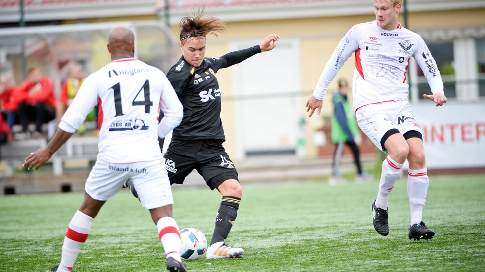 Stark. Kevin Forss gjorde en bra match på mittfältet innan han byttes ut mot Linus Almqvist. Foto: Carina Kvist.