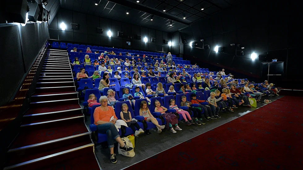 Dags för film. Andra föreställningen för dagen lockade omkring 140 barn och deras lärare.