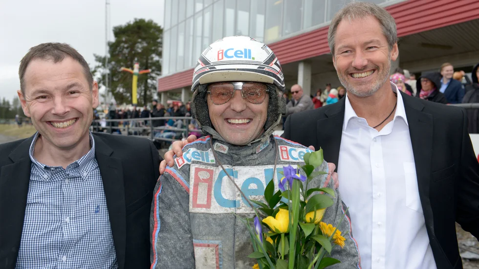 Ulf Ohlsson har fått pris av Magnus Johansson (till vänster) efter segern i Berth Johanssons Memorial.
