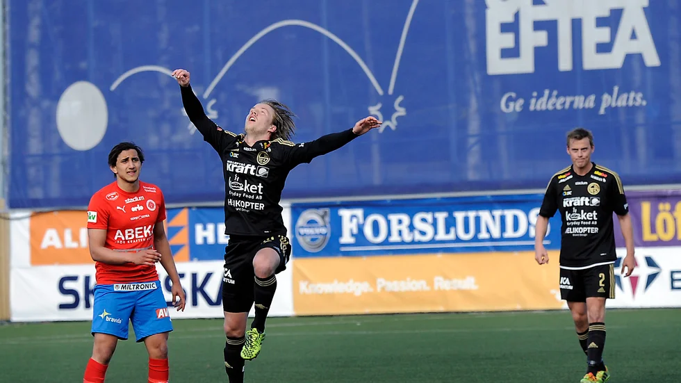 Drömmål. Linus Almqvist saluterar sitt drömmål som betydde 1–0 och tre poäng för Skellefteå FF: