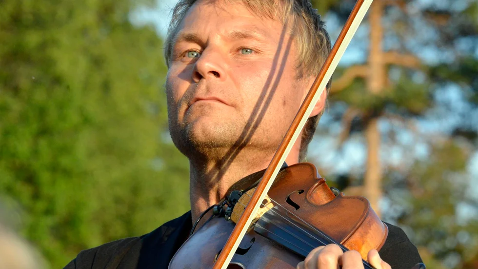 Daniel Wikslund, berättaren och spelemannen från Tjautjasjaure var på gott spelhumör i Laisvall. Han är inte bara kung på sitt instrument. Han vann en cykeltävling också.