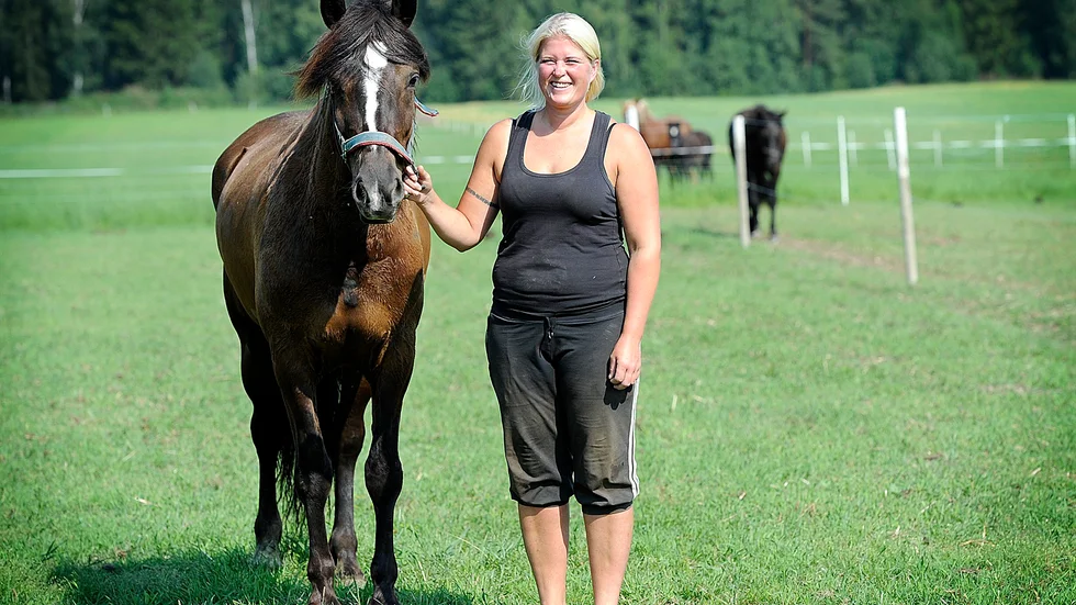 Jessica Lindgren blev den första kvinnliga kusken att vinna Derbystoet i fredags. Hästen Bodbäckssiv gick nytt svenskt rekord.