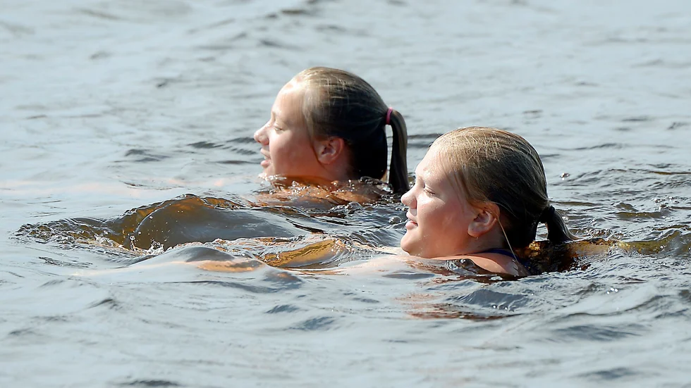 SIMKOMPISAR Thea Svensson och Othilia Andersson simmar tillsammans.