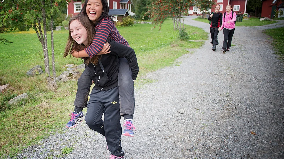 Lång väg. Trots att vandringen bitvis varit tung orkar Hanna Mikaelsson och Nova Pernetun busa lite under rasten i Gärdsmark.