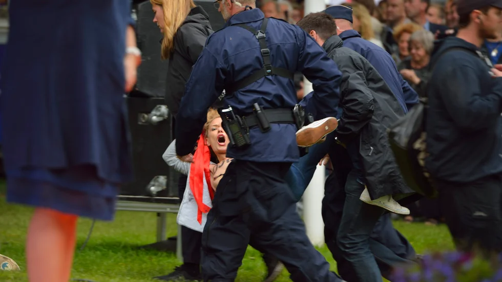 Femen-aktivister grips under statsminister Fredrik Reinfeldts tal i Almedalen i Visby på torsdagen. Foto: Henrik Montgomery/TT