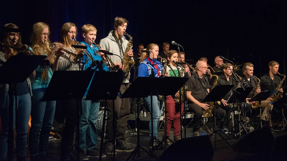Fullt drag! Blåsare från kulturskolan i Arvidsjaur spelade tillsammans med Norrbotten Big Band i tre av låtarna i konserten.