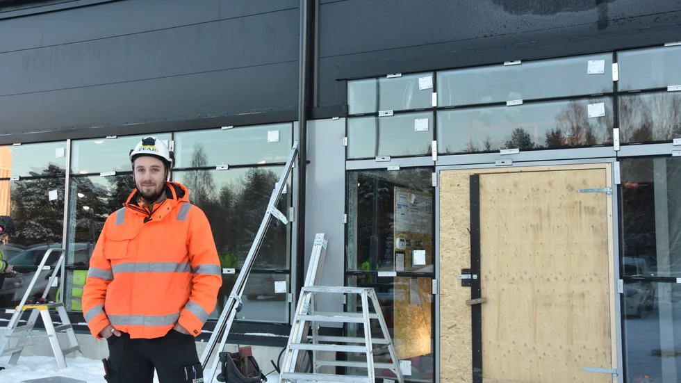 Christoffer Larsson, arbetsledare på Peab, har varit med från dag ett i byggnadsprojektet och snart är det klart. "Det är inredningsarbetet som återstår", säger han. 