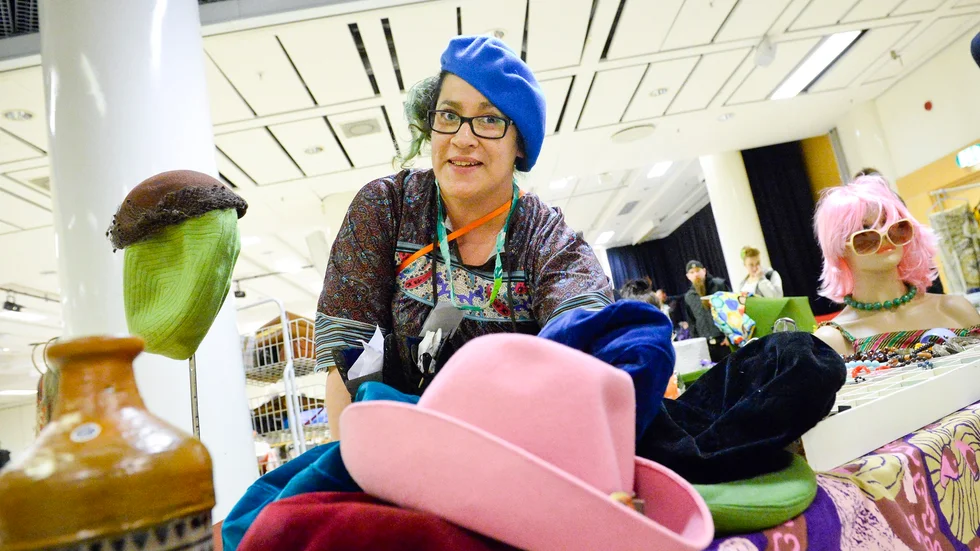 Samlare. Marie-Therese Edman gillar retroprylar och kläder från 50 till 70-talet. Hon var också en av arrangörerna för helgens retromarknad. Foto: Carina Kvist.