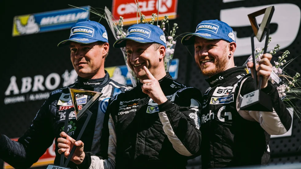 Vinstglädje. Robert Dahlgren tog mest poäng under premiärhelgen på Ring Knutstorp. Föraren hittade nyckeln till seger. Foto: Daniel Ahlgren.