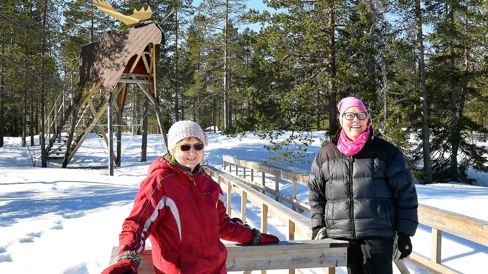 Njuter i solen. Inger Olofsson och Kerstin Olofsson ute på rampen som ligger ovanför klapperstensfältet. Foto: Jeanette Lövgren.